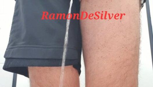 Господин Ramon писает в сексуальные черные спортивные шорты, время для золотого шампанского