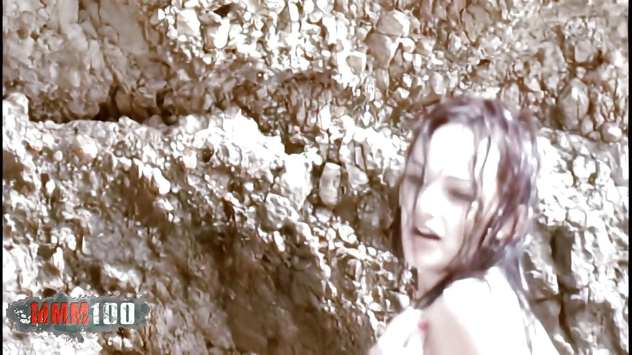 Hot Young Alicya laver en stribe ved stranden