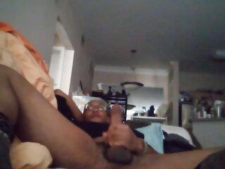 Homem negro tem pau longo nas mãos masturbando seu pau na webcam
