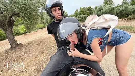 Motosiklette üvey erkek kardeşimin sikini çıkarıyorum