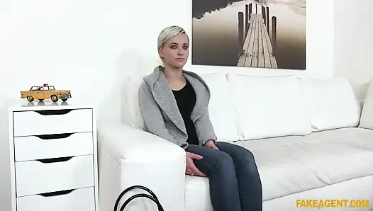 Fake agent - model zeigt ihre besten bewegungen auf dem schreibtisch