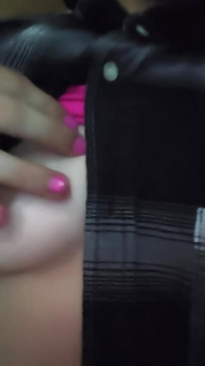 Je te montre mes petits seins pendant que je te parle excitée