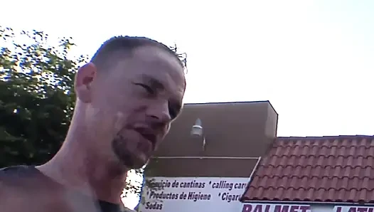 Heiße vollbusige milf probiert einen jungen schwanz, der ihre nasse muschi fickt