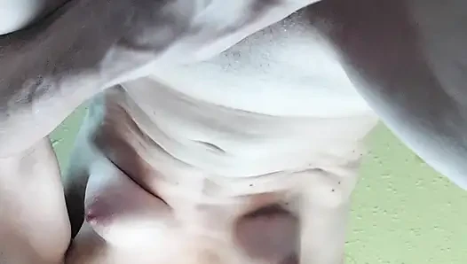 Orta yaşlı seksi kadın dildo kullanıyor ya da parmak ustası amına veya anüsüne dayanıyor