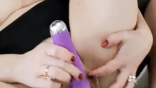 Dia ngentot pantatku dengan celana dalamku di memekku