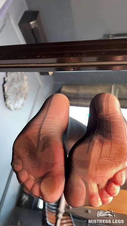 Schau zu, wie ich dich mit meinen zerrissenen nylonfüßen durch das glas necke