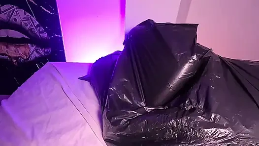 Девушка в мусорном мешке играет с ее дыханием