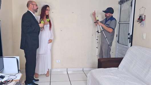 新婚新娘在拍照，而她的丈夫在外面等待