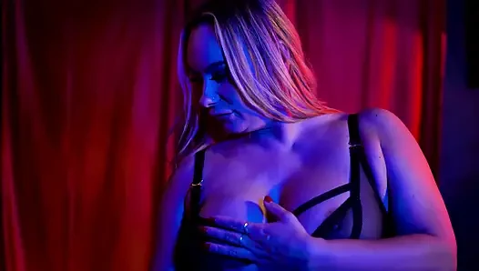 Blonde MILF Eva May rides Lil D till CREAMPIE