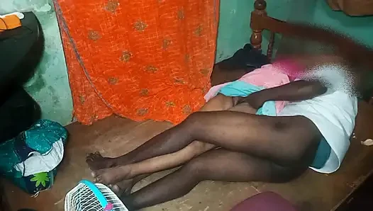 Kerala evli kadın kocasının arkadaşıyla seks yapıyor