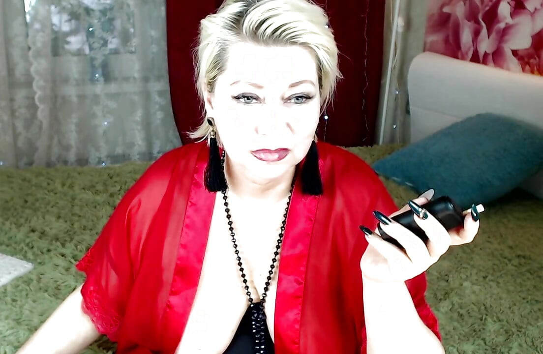 Em uma cama virtual com uma madrasta madura depravada Aimee Hot MILF (também conhecida como AimeeParadise) .!. ))