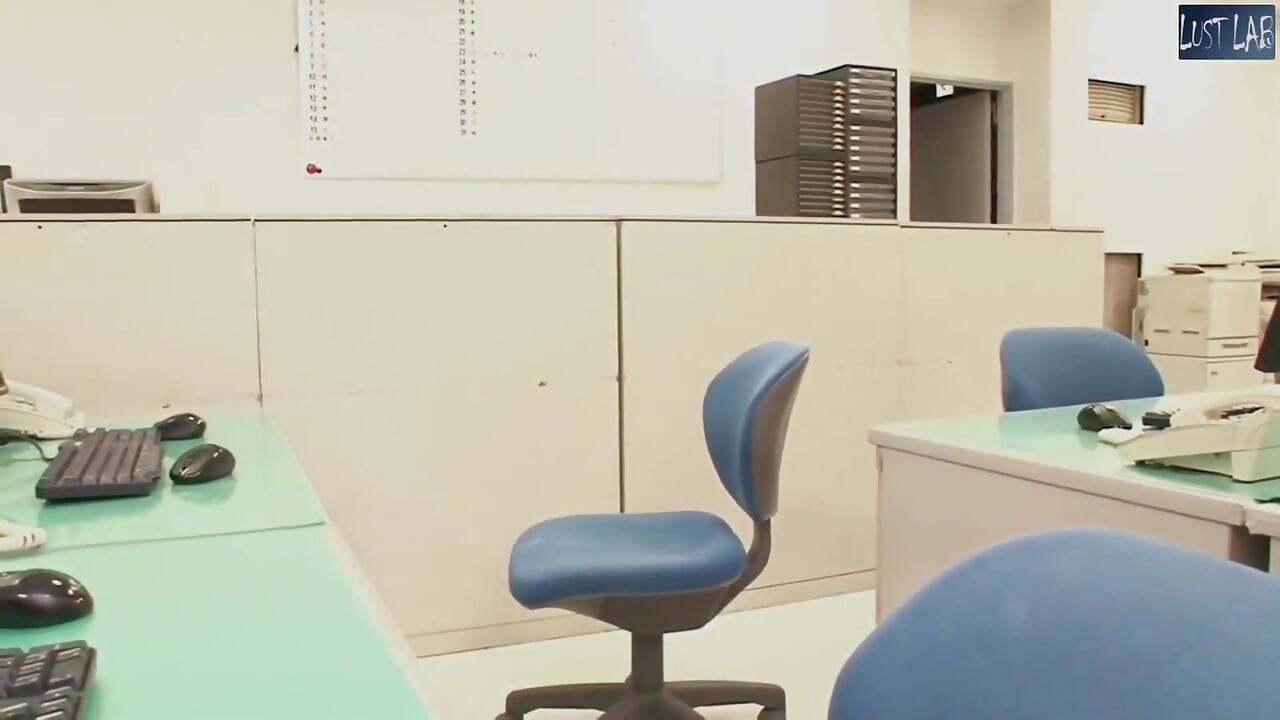 פיתוי במשרד - העמית לעבודה חסר התחתונים מתפשט לפתע לנגד עיניו חלק 2