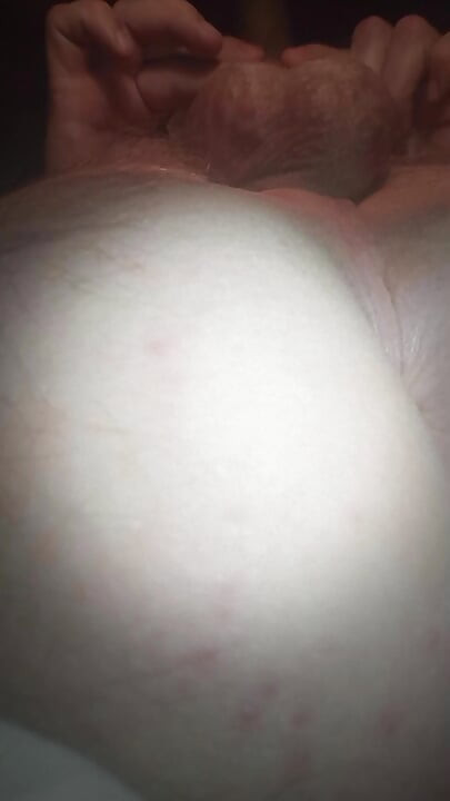 Une belle anus réagit à la branlette d’une bite !