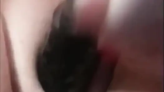 Masturbuje her dildo