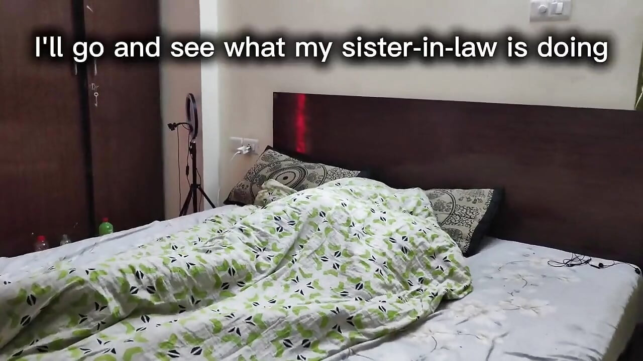 Indische neukte harde schoonzus in haar kamer