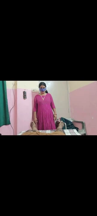 印度女孩在前戏中脱下紧身裤