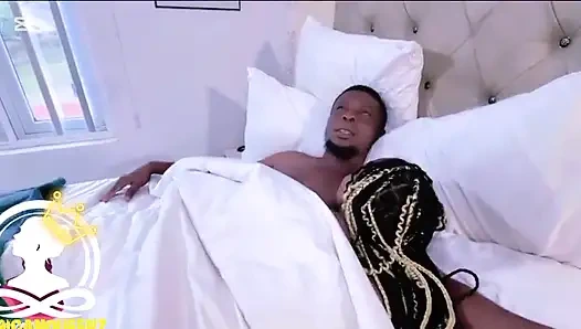 Schlanke stöhnt so laut, als ein großer schwanz in ihre muschi gleitet