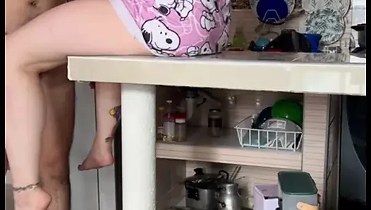 Ibu tiri masturbasi di dapur dengan payudaranya yang besar