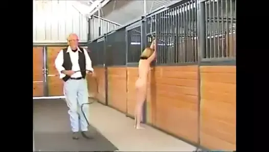 两个裸体金发女郎在谷仓里被鞭打
