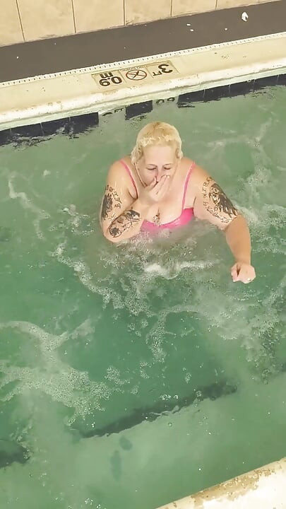 Davisdesires está na piscina assistindo sua buceta babando