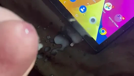 Bir kadın için haraç videosu çekiyor