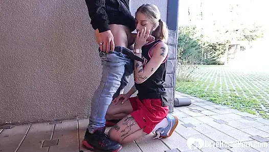 Basketball-mädchen sabbert über meinen großen schwanz