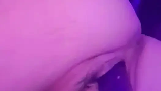 Cewek rambut merah muda lagi asik mainin dildo ukuran XL