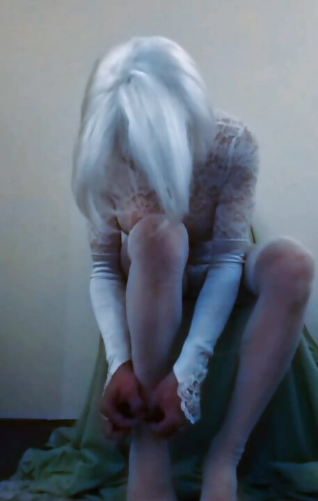 Perwersyjne tgirl drażnią jej ciało w nylonfetish opatrunek