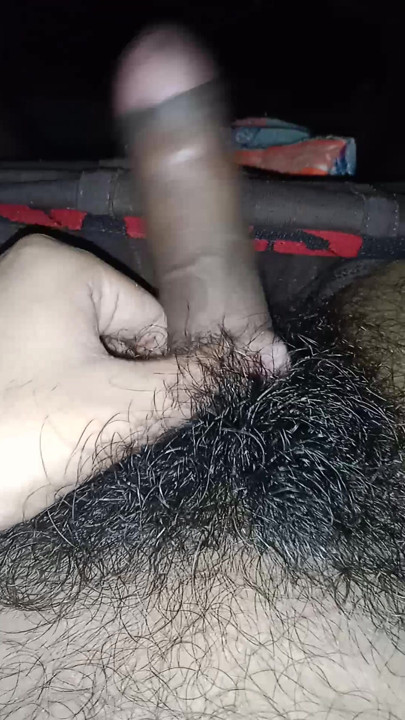 Masturbieren im Zimmer mit großem Schwanz und langen Haaren