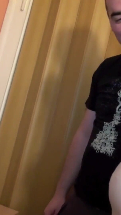 Must-see moment from "Die Nachbars Milf mit enger Fotze auf der Couch befridigt"