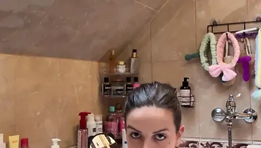 Atemberaubende milf, brünette Katy Feet wäscht zuerst feuchte sohlen und dann ihre perfekten zehen mit seife