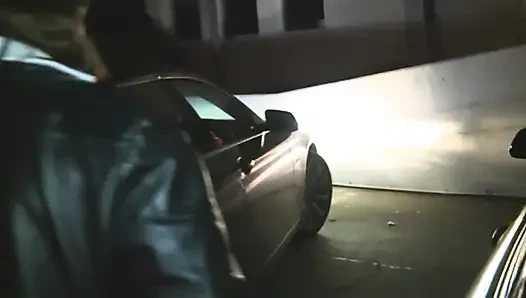 Güzel vücutlu genç kızıl saçlı kız otel odasında üvey babasının arkadaşının yarağını emiyor