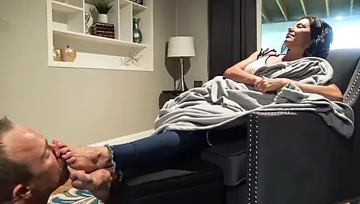 Worship My Cuckoldress Feet!