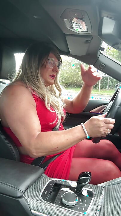 Seksi transvestit kellycd2022 izlazi na vožnju u crvenim bešavnim najlonkama i štiklama