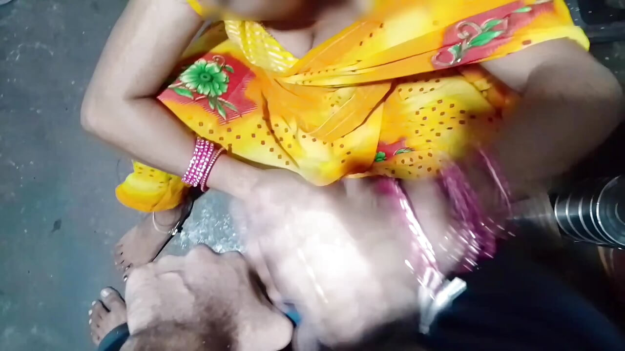 Cunhada na cozinha, a cunhada tirou a água da terra do cunhado, mostrando peitos grandes com as mãos audio hindi.