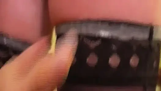 Sarışın ıslak salyalı kalın yarağı gırtlağına kadar alıyor