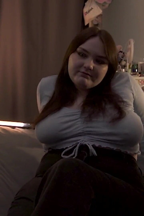 穿着衣服手淫的说明, 崇拜女主人的脚和她的假