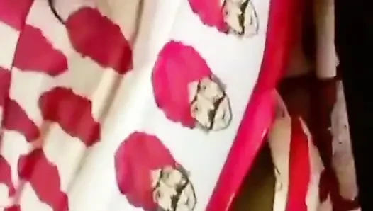 Aldatılan bir koca, seksi Desi karısının sari giymesini istedikten sonra güzelliğine hayran kalıyor.