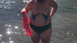 Se faire torse nu dans la rivière