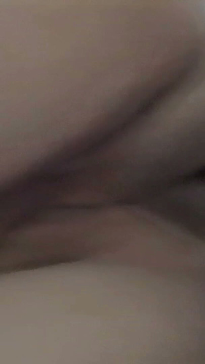 IK NEUK DE BILLEN VAN MIJN STIEFDOCHTER EN LAAT HEM VOL SPERMA ACHTER | Clip 1