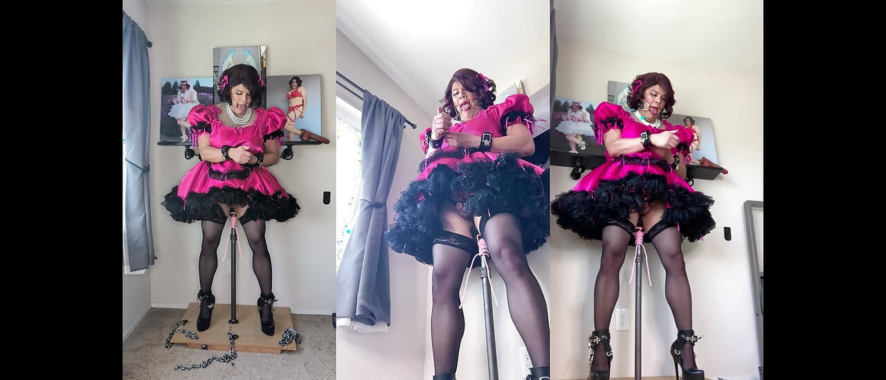 ピンクの弱虫メイドキャンディがディルドスタンドにロックされ、ポールに乗る