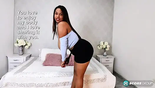 Büyük memeli latin Isa Gomez'in sana göstermek için bir sürü meme numarası var