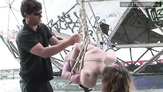 Sarışın genç kız bağlanıyor ve iplerle asılıyor