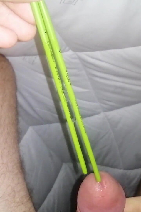 저는 음경에 브러시를 삽입합니다. 요도 신축