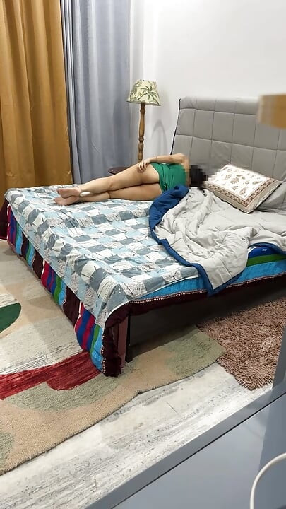 Üvey kardeşimin arkadaşı beni porno izlerken yakaladı ve sonra beni sert sikti - üvey kardeş ke dost ne mujhe porno dekhte pakad liya fir mujhe choda