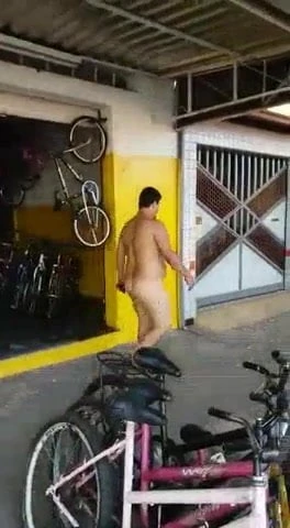 gordinho pelado na rua