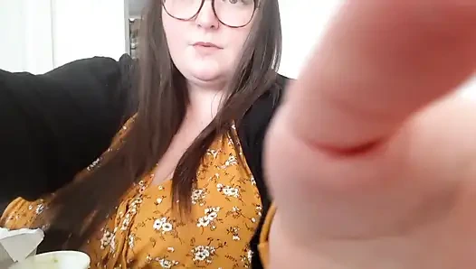 İri güzel kadın ssbbw göbek balık ve cips dolduruyor