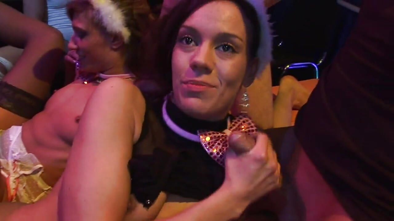 Bunny Eared Gagici devorează pule în orgie de grup steamy
