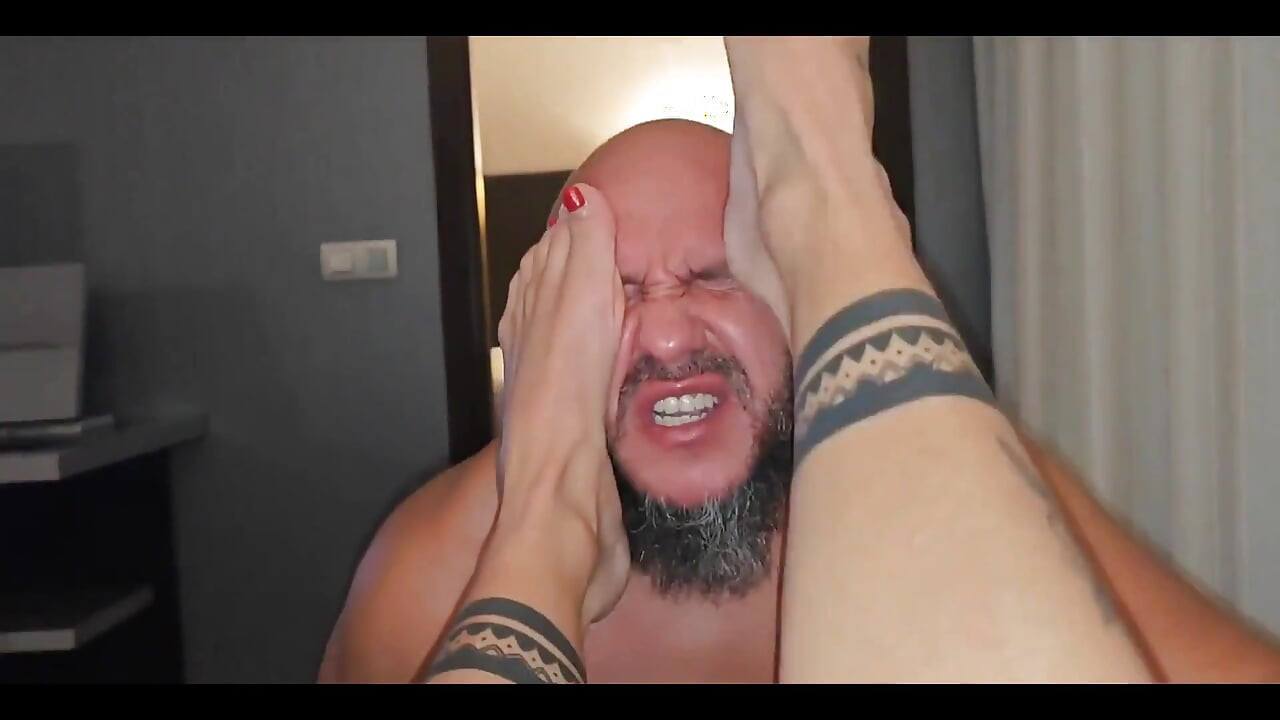 Ayakla muamele ve sert ayak fetişi