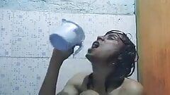 Indisch Desi dorp travestiet, shemale, cd, homo jongen, toont volledig naakt lichaam onder de douche